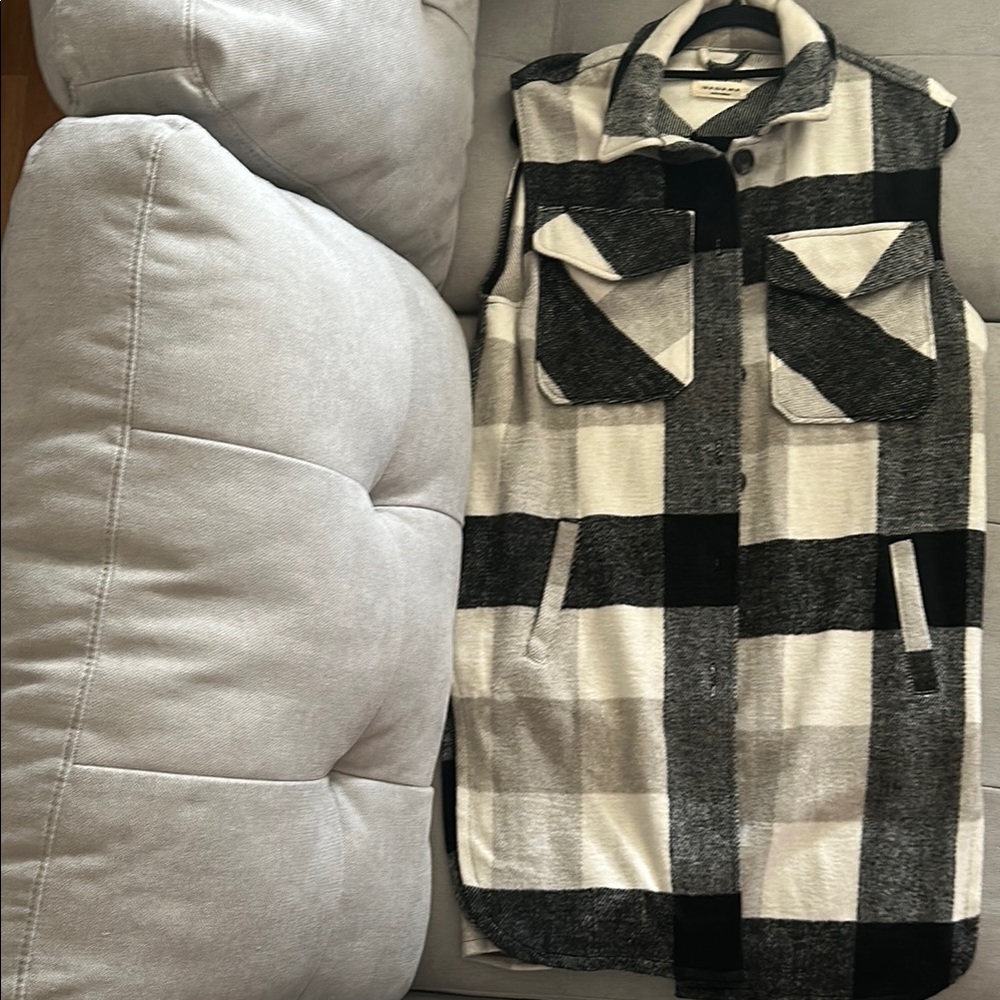 Black and White Plaid Sleeveless Coat
